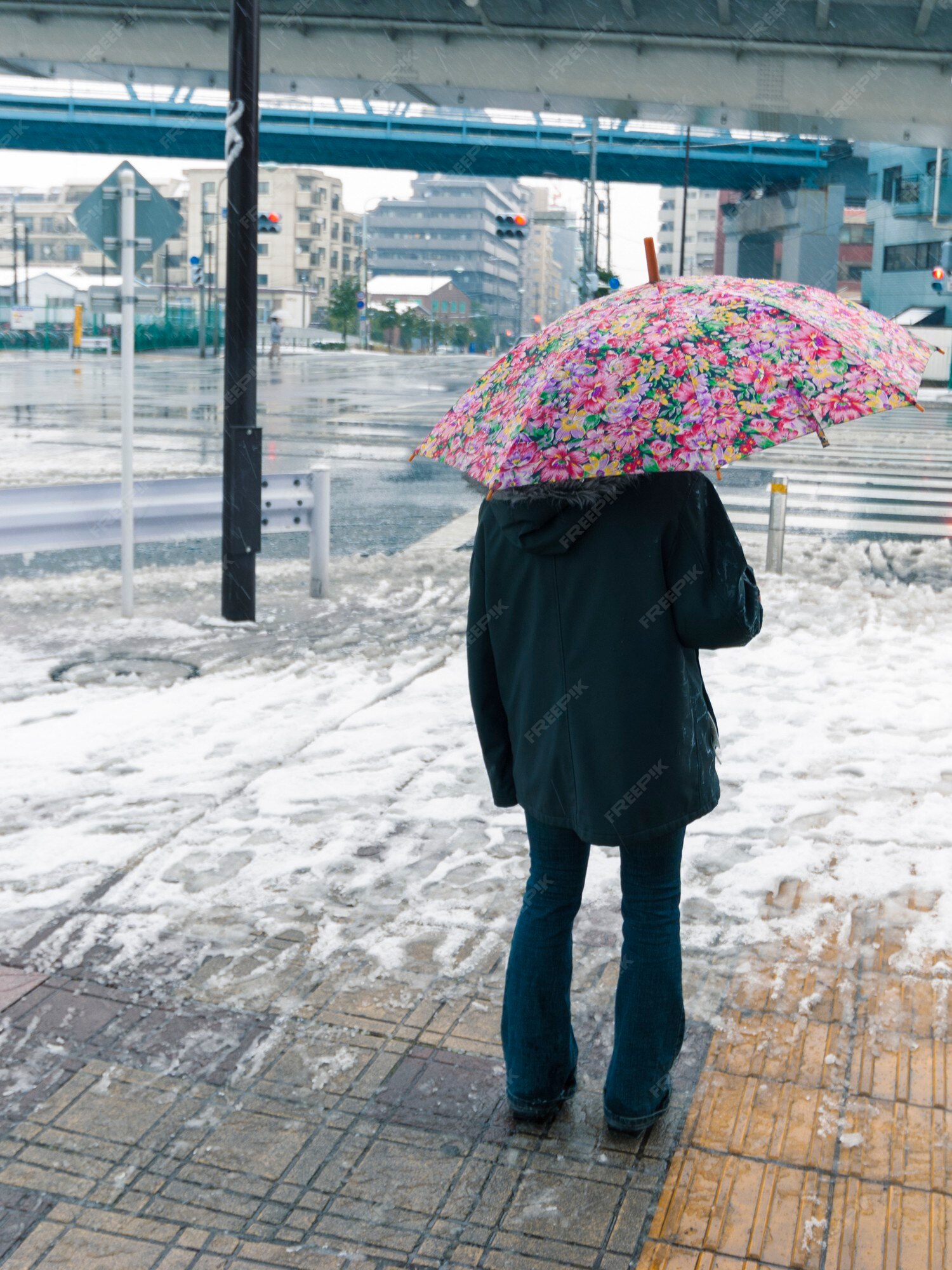 Hombre de pie en pavimento resbaladizo mojado bajo el paraguas en invierno en tokio; centrarse en el paraguas | Foto Premium