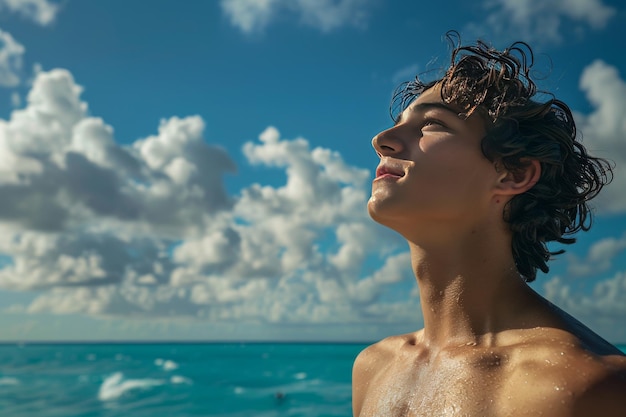 Hombre de pie en la playa junto al océano