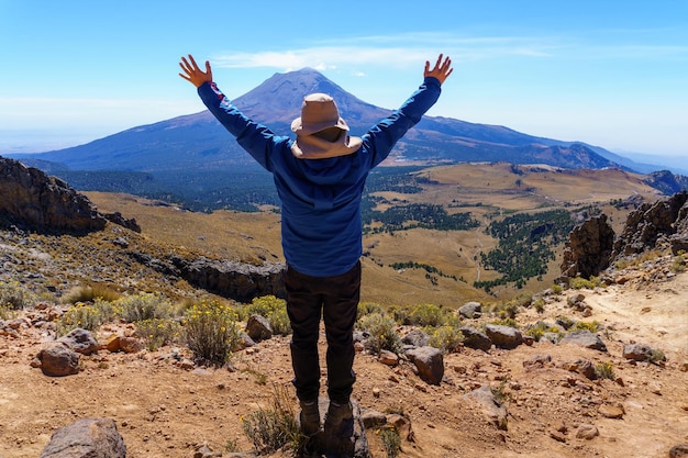 Hombre de pie sobre una montaña