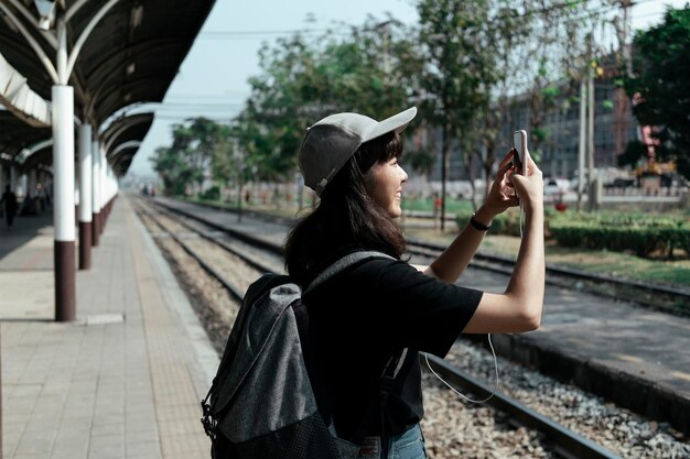 Foto hombre de pie en la vía del ferrocarril