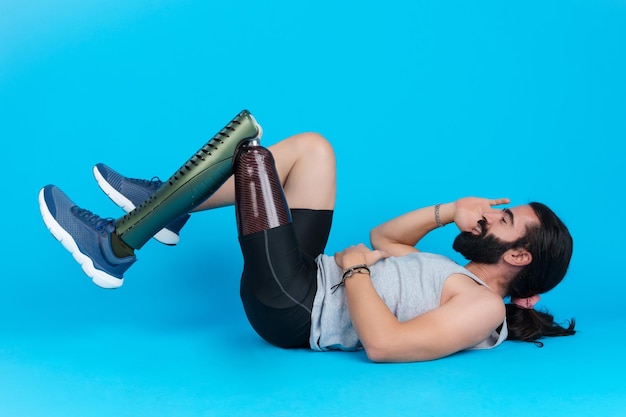 Hombre con una pierna ortopédica haciendo sentadillas