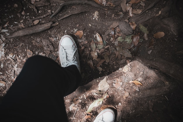 Un hombre pies con zapatos de lona