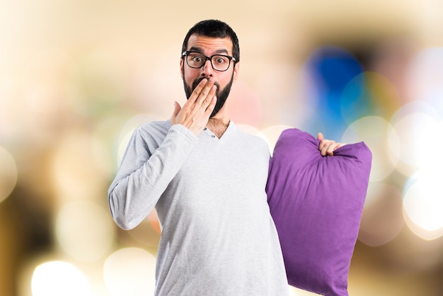 Hombre en pijama que hace gesto de la sorpresa en fondo unfocused