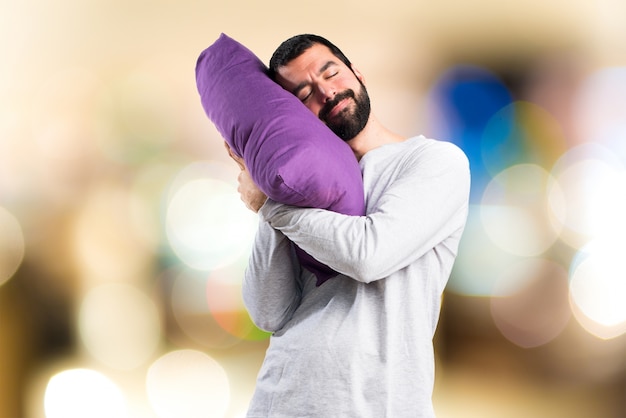 Hombre en pijama sobre fondo desenfocado