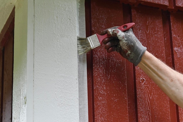 Foto hombre pintando la casa