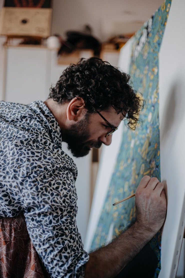 Foto hombre pintando en lienzo en casa