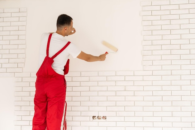 Hombre pintando la pared, maestro pintor de paredes