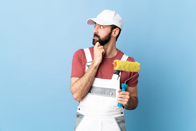 Hombre pintor con rodillo. Trabajador de renovación interior