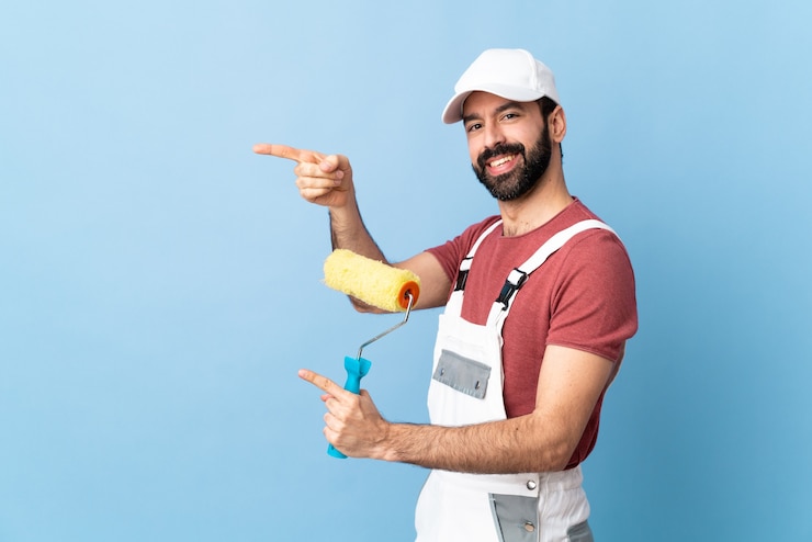 Foto hombre pintor sobre superficie aislada