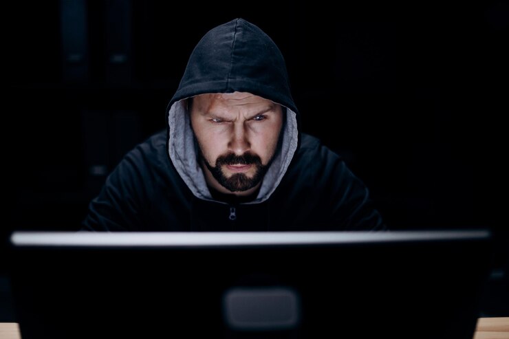 Hombre pirateando sistemas informáticos