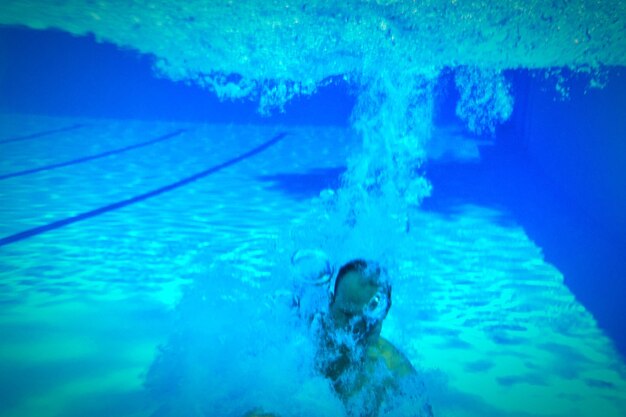 Foto hombre en la piscina