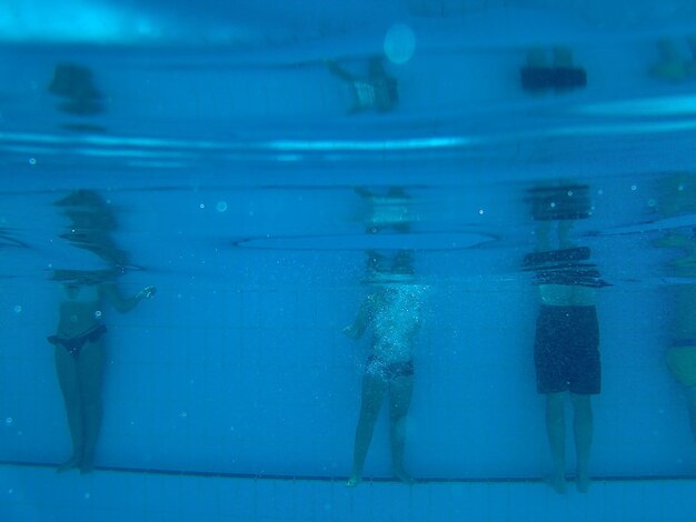 Foto hombre en la piscina