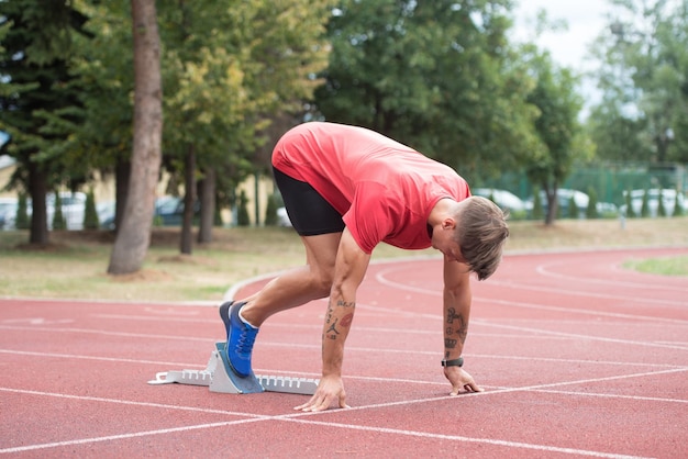 Hombre en pista de atletismo