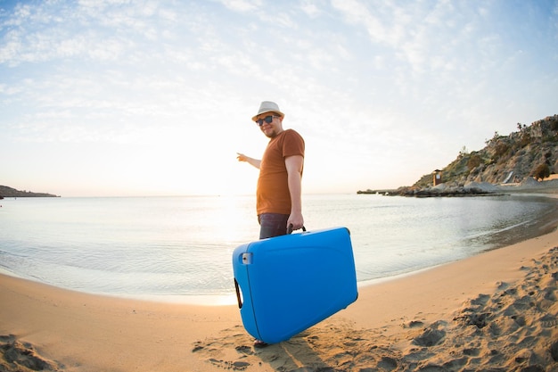 Hombre en la playa contra el cielo