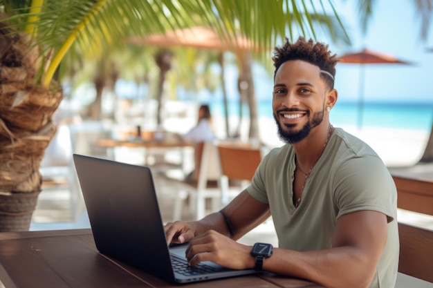 hombre en la playa con una laptop palmeras en el fondo