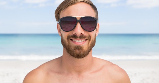 hombre, en la playa, sonriente