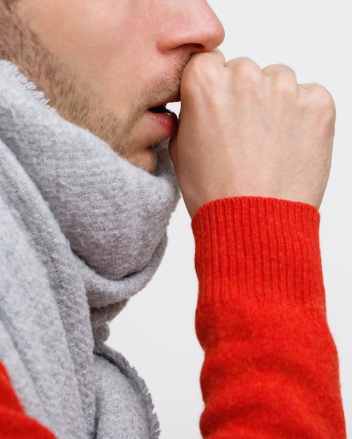 Foto hombre poco saludable en suéter naranja que sufre de tos pulmonar debido a resfriado, gripe