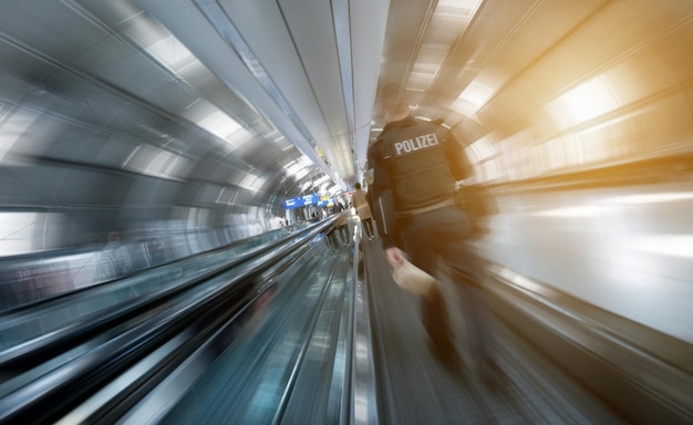 Hombre policía caminando en un aeropuerto