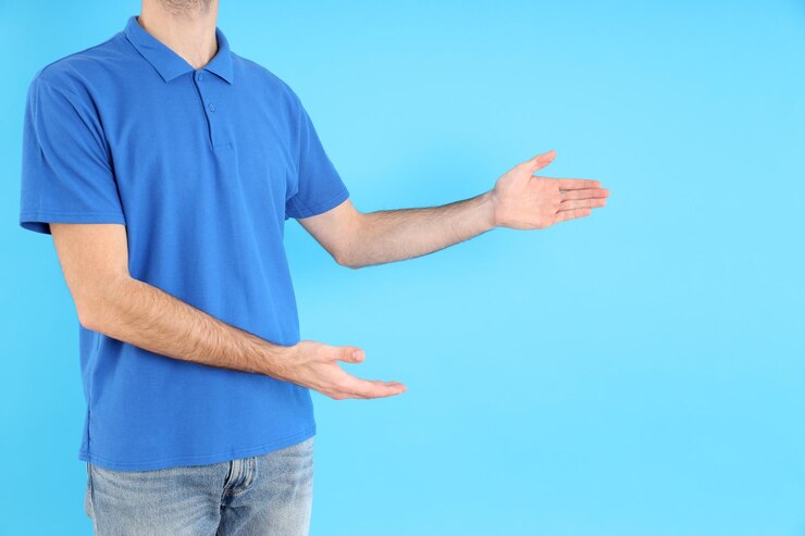 Foto hombre en polo azul en blanco sobre fondo azul