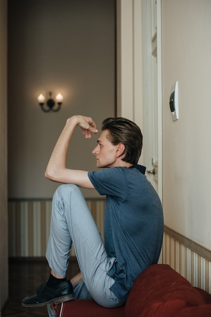 Un hombre en un polo azul posa para la publicidad de ropa masculina. Tiro para tienda de ropa masculina