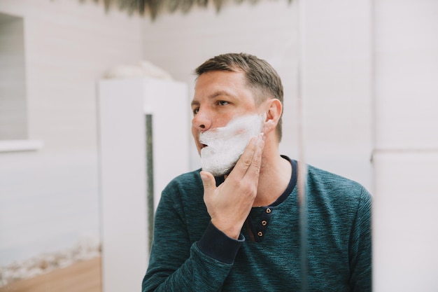 Hombre Con Espuma De Afeitar En La Cara Foto de archivo - Imagen