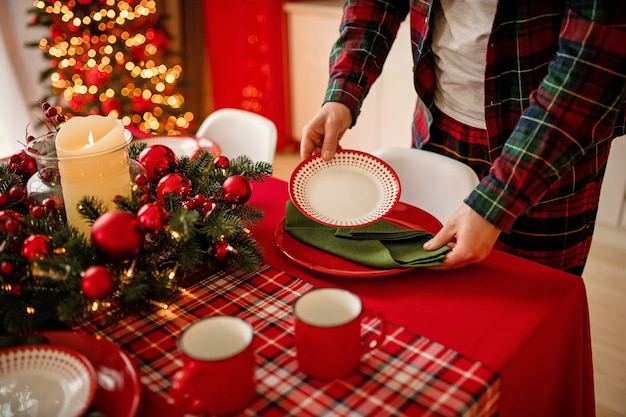 El hombre pone una hermosa mesa de invierno decorada