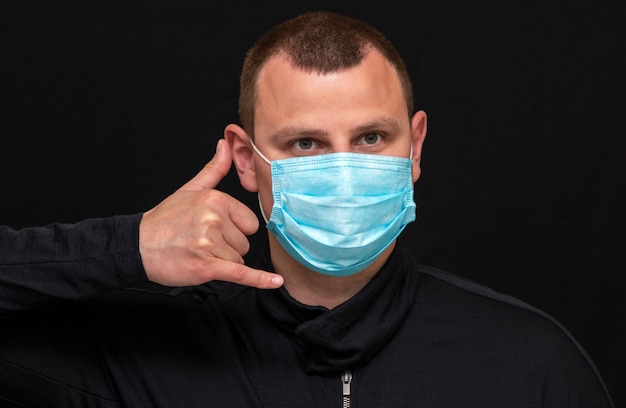 Foto un hombre se pone una máscara médica en la cara, instrucciones sobre cómo usar una máscara