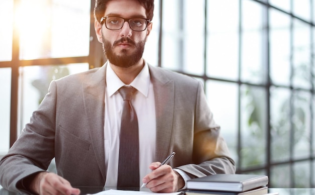 un hombre pone su firma en documentos legales hace un acuerdo de inversión