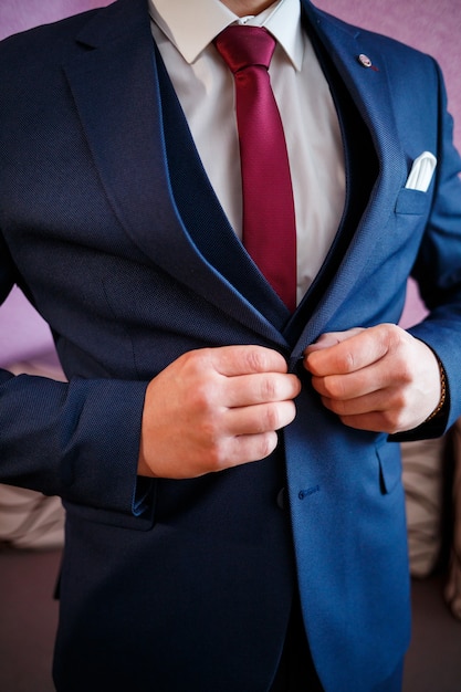 Foto el hombre se pone un traje el día de la boda