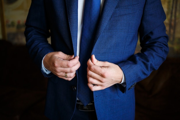 El hombre se pone un traje el día de la boda