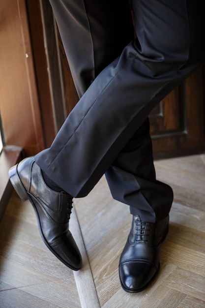 Foto el hombre se pone un traje el día de la boda