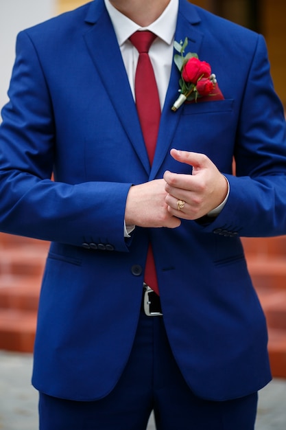 Foto el hombre se pone un traje el día de la boda