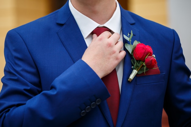 El hombre se pone un traje el día de la boda