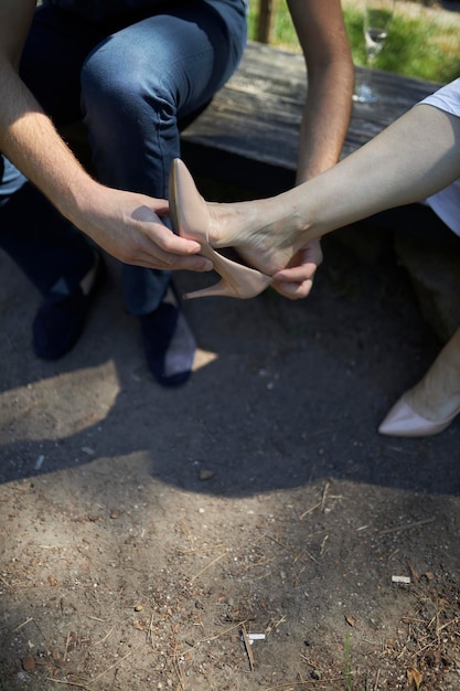 Un hombre se pone un zapato para una chica galante