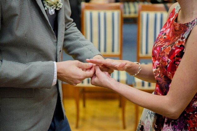 Hombre poniendo un anillo de compromiso en la mano de una mujer