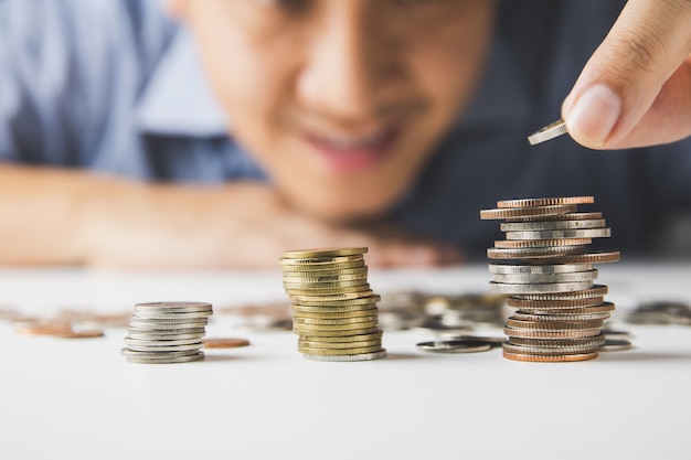 Hombre poniendo monedas en la pila