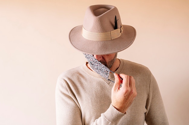 Hombre poniéndose una máscara de flores durante el coronavirus