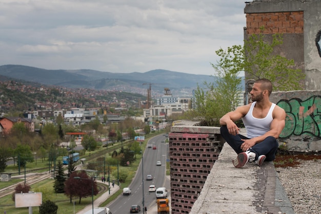 hombre posando al aire libre