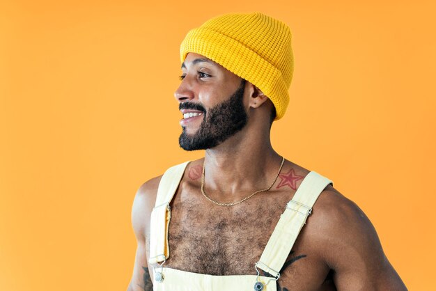 Hombre posando sobre fondos de colores en el estudio con ropa de moda