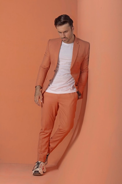 Hombre posando en traje naranja