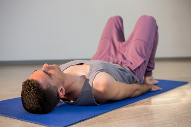 Hombre en pose de cadáver de yoga