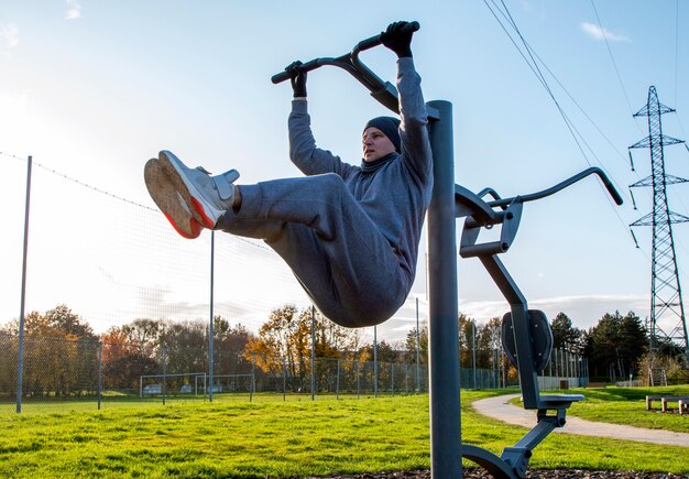 el hombre practica deportes al aire libre, hace ejercicio al aire libre, el deporte es salud