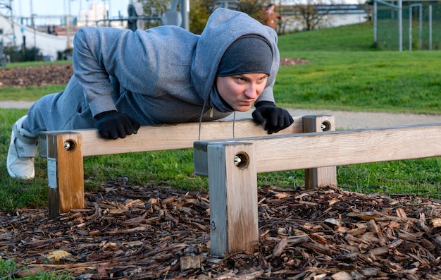 el hombre practica deportes al aire libre, hace ejercicio al aire libre, el deporte es salud