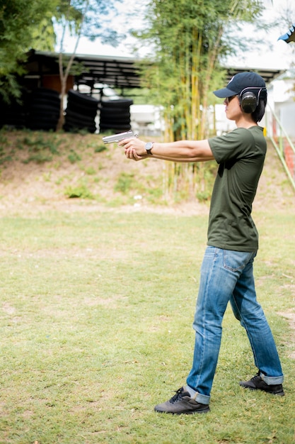 Un hombre practica disparar arma.