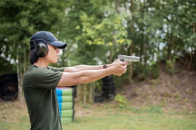 Foto un hombre practica disparar arma.