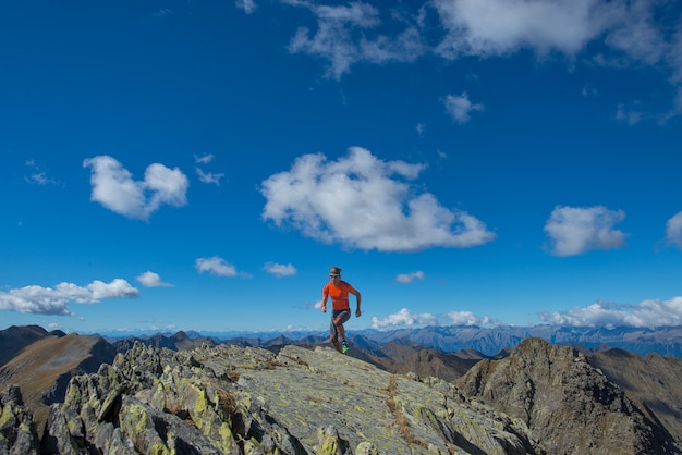 El hombre practica skyrunning en las altas montañas