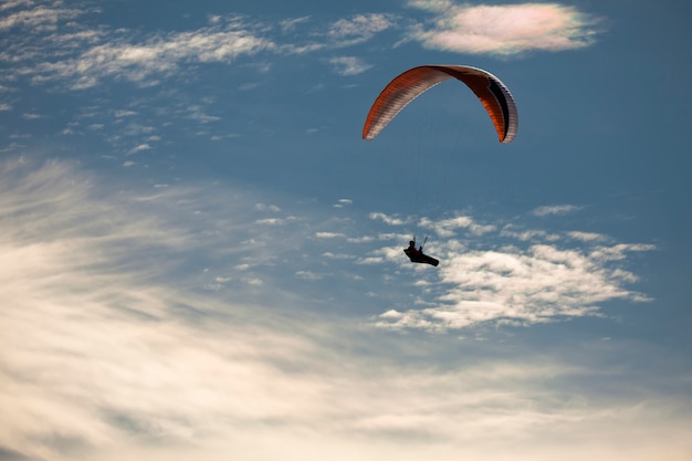 Hombre practicando parapente deporte extremo