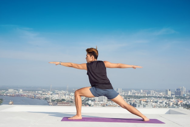 Hombre practicando yoga avanzado. Una serie de posturas de yoga. concepto de estilo de vida.