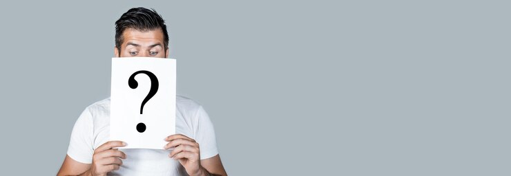 Foto hombre una pregunta anónima incógnita hombre sosteniendo el signo de interrogación símbolo de interrogación hombre anónimo asomándose detrás del símbolo de interrogación incógnita masculina