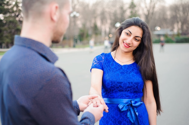 Hombre preguntando a su novia si ella quiere casarse con él